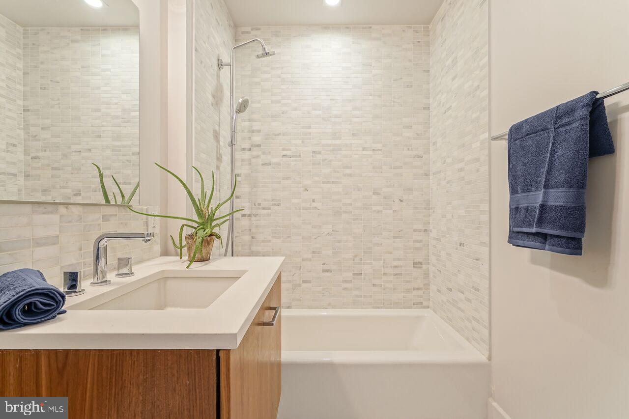 621-23 S 24th St #206 Property Photo 16