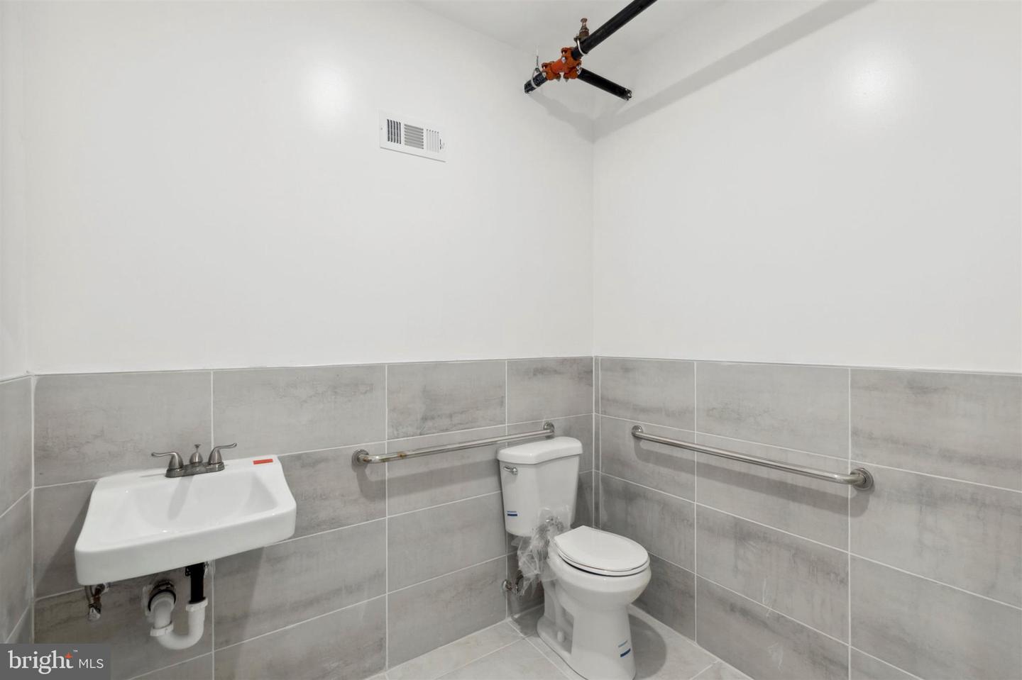 2118 W Oxford St Property Photo 5