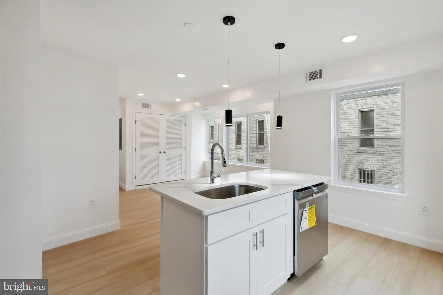 2118 W Oxford St Property Photo 10