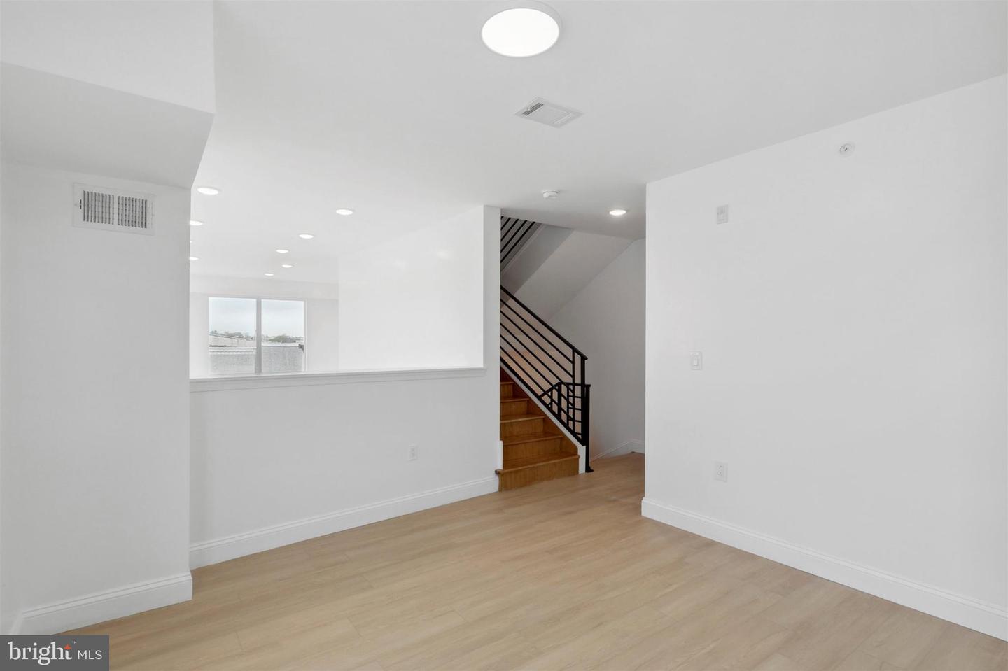 2118 W Oxford St Property Photo 28