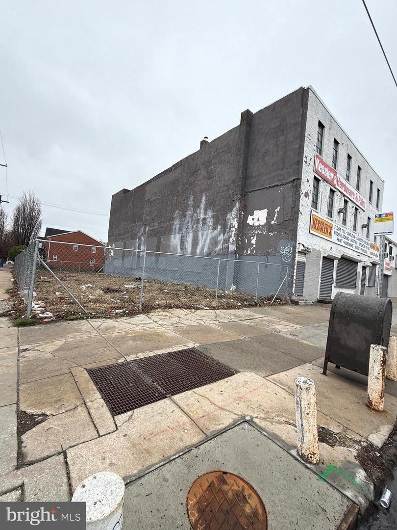 1200-2 W Girard Ave Property Photo 3