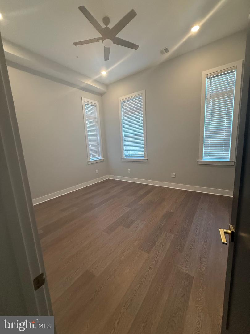 581 Jamestown Property Photo 18