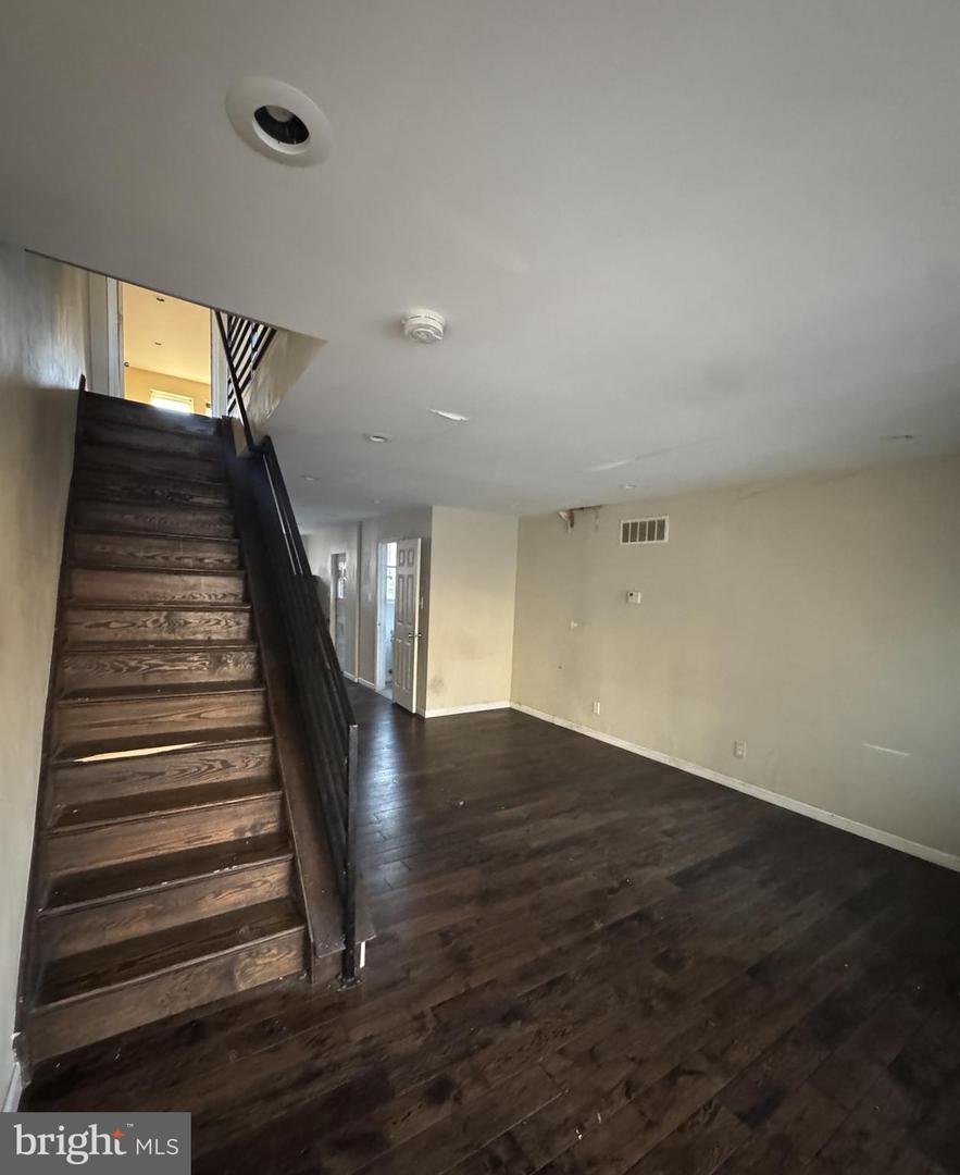 2947 Hale St Property Photo 6