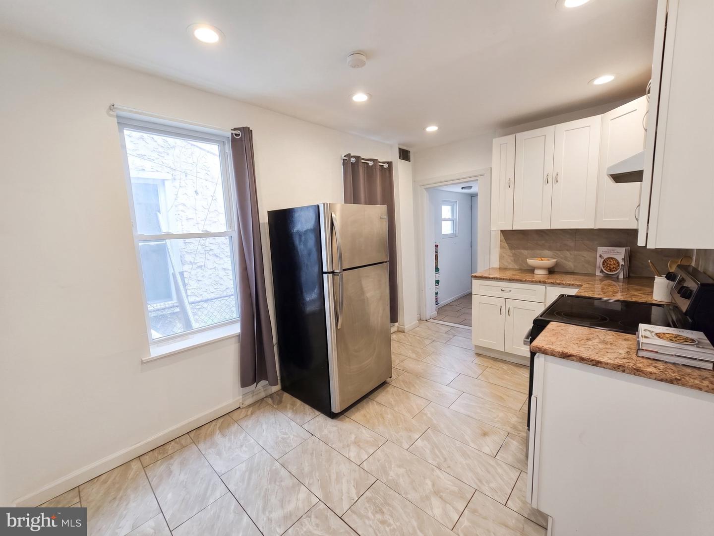 2107 W Somerset St Property Photo 9