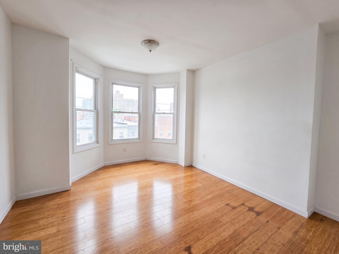 2107 W Somerset St Property Photo 17
