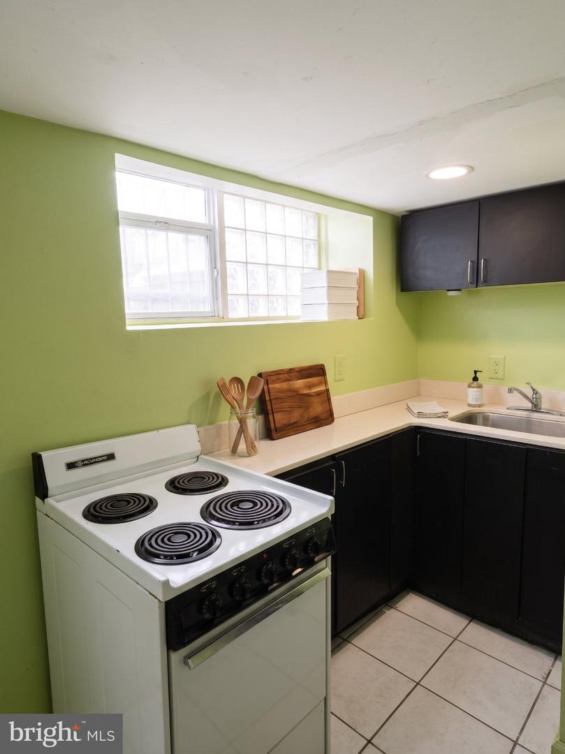 2107 W Somerset St Property Photo 22