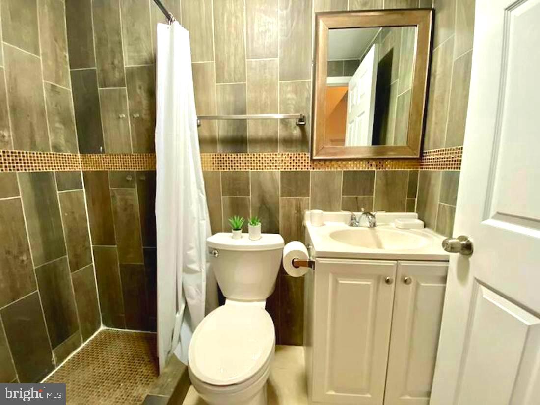 3215 Summer St Property Photo 6