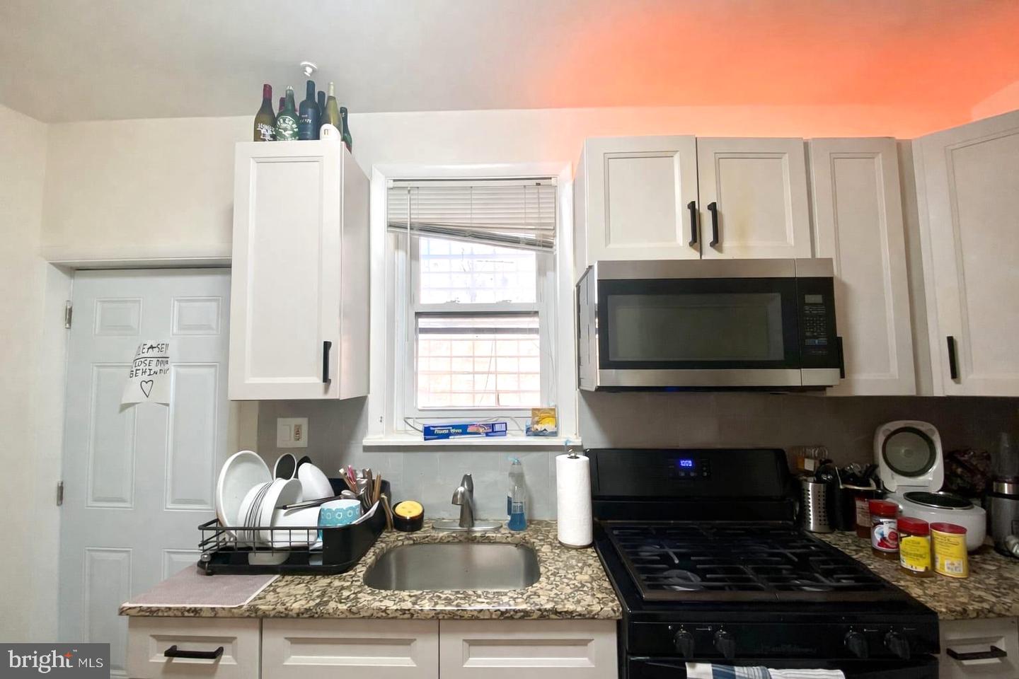 3215 Summer St Property Photo 11