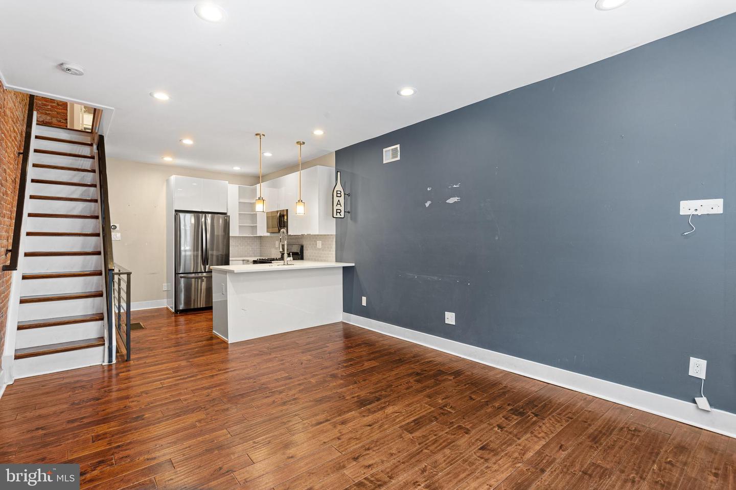 1233 N LECOUNT ST Property Photo 1