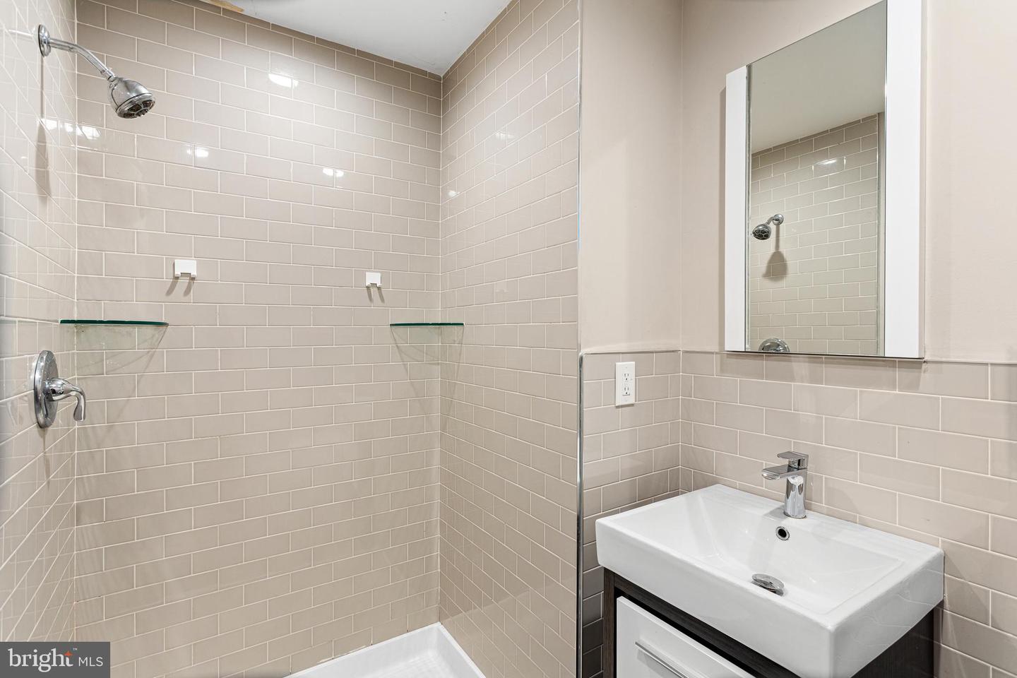1233 N Lecount St Property Photo 5