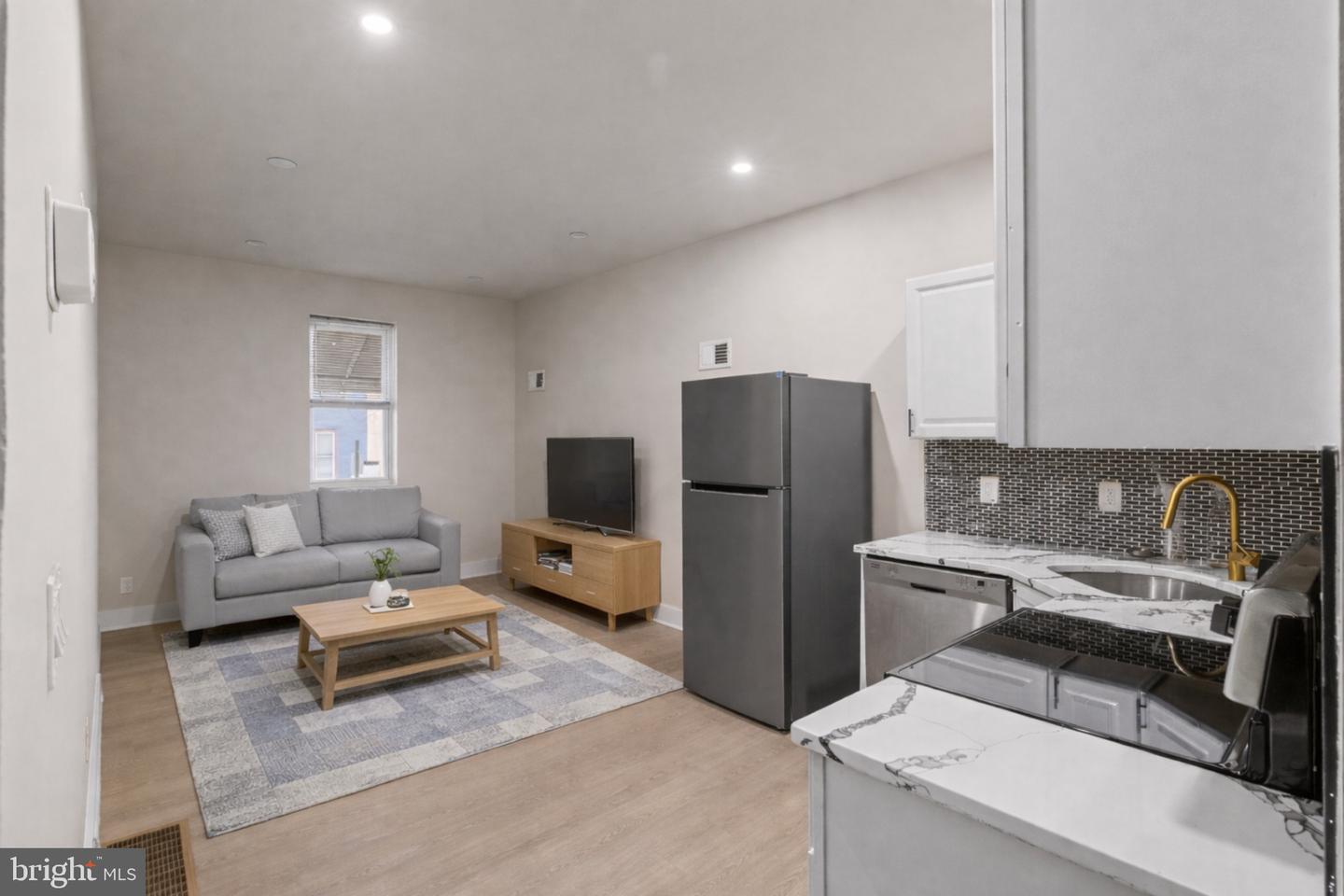 521 W WESTMORELAND ST Property Photo 1