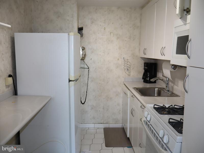 604-36 S Washington Sq #2411 Property Photo 16