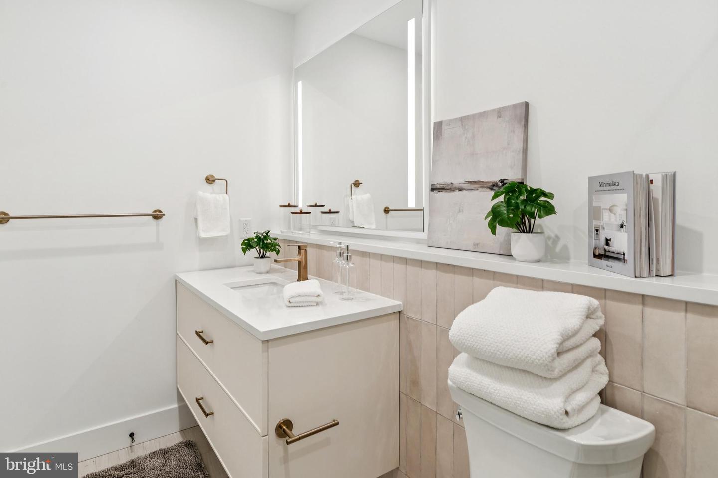 20-30 W Allens Ln #320 Property Photo 10