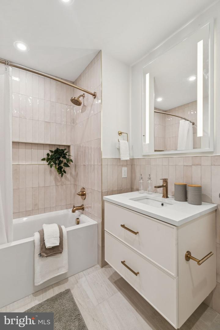 20-30 W Allens Ln #410 Property Photo 2