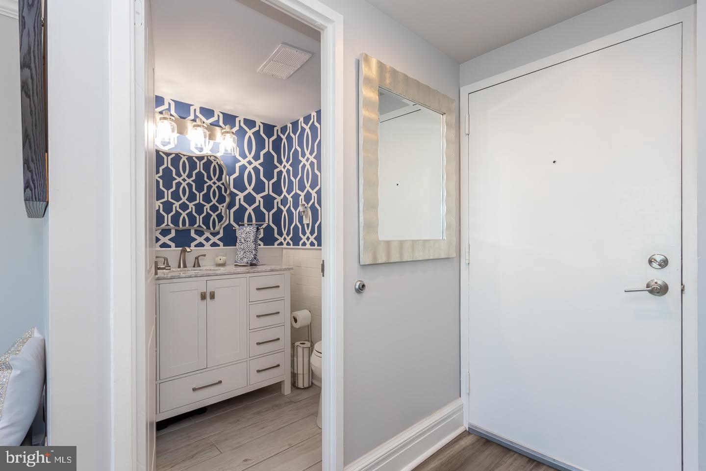 200-10 Lombard St #709 Property Photo 3