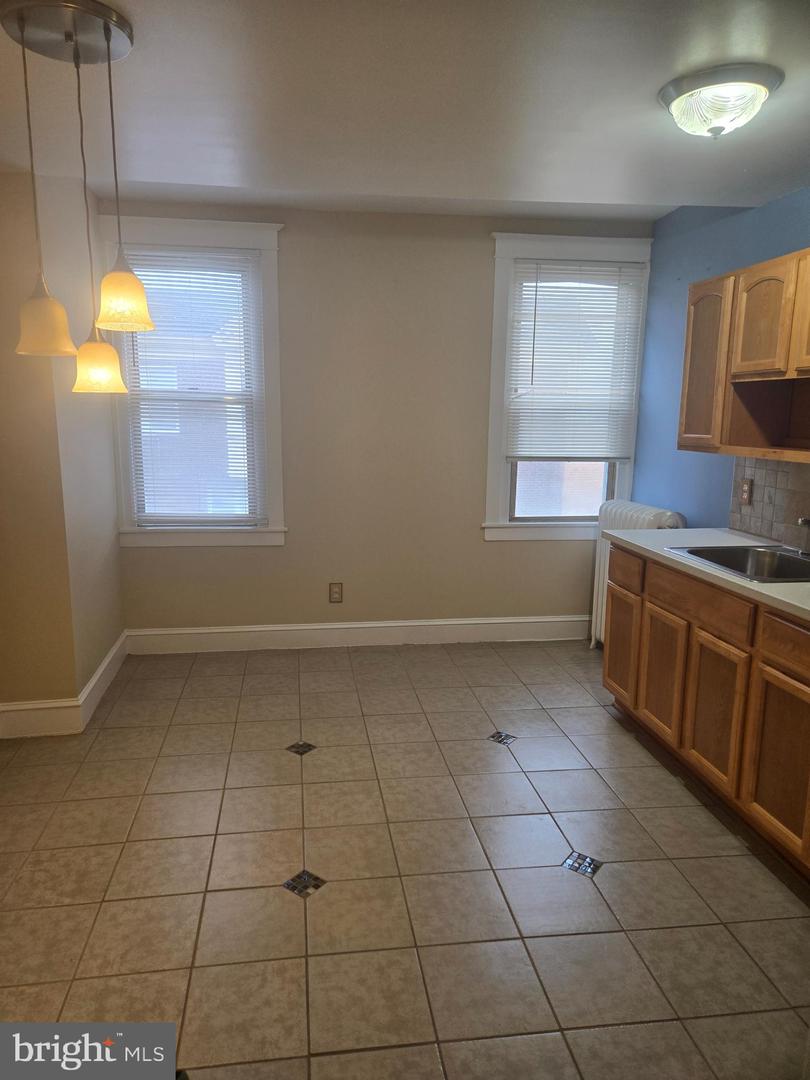 5345 W Berks St #2nd Floor Property Photo 3