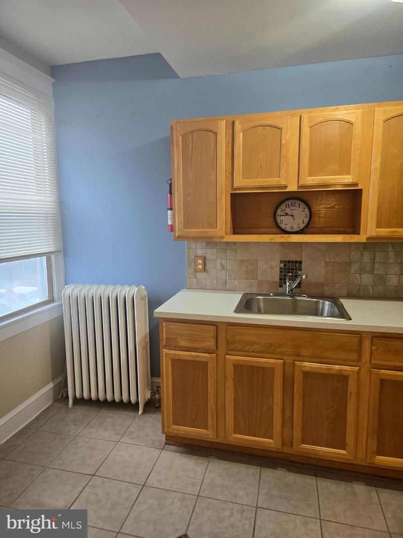 5345 W Berks St #2nd Floor Property Photo 4