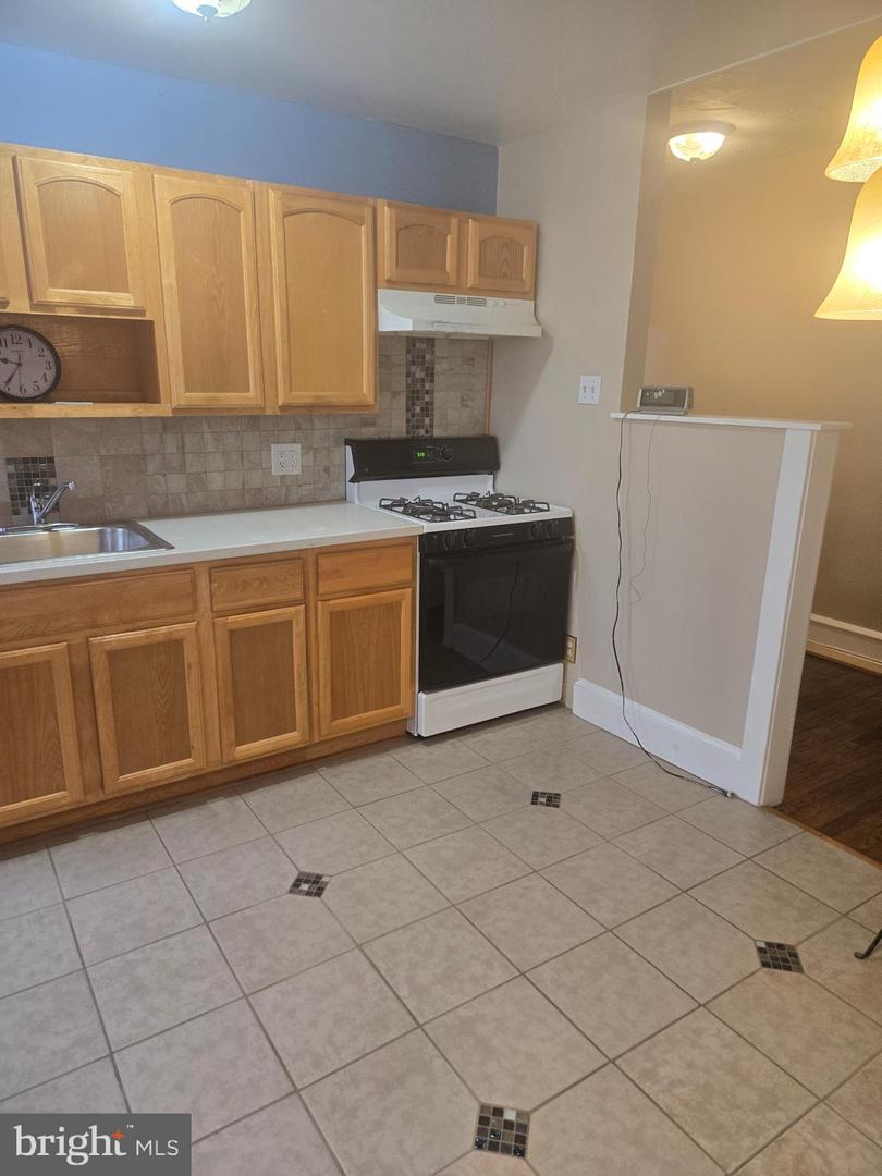 5345 W Berks St #2nd Floor Property Photo 5