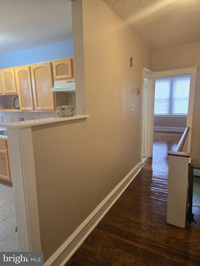 5345 W Berks St #2nd Floor Property Photo 6