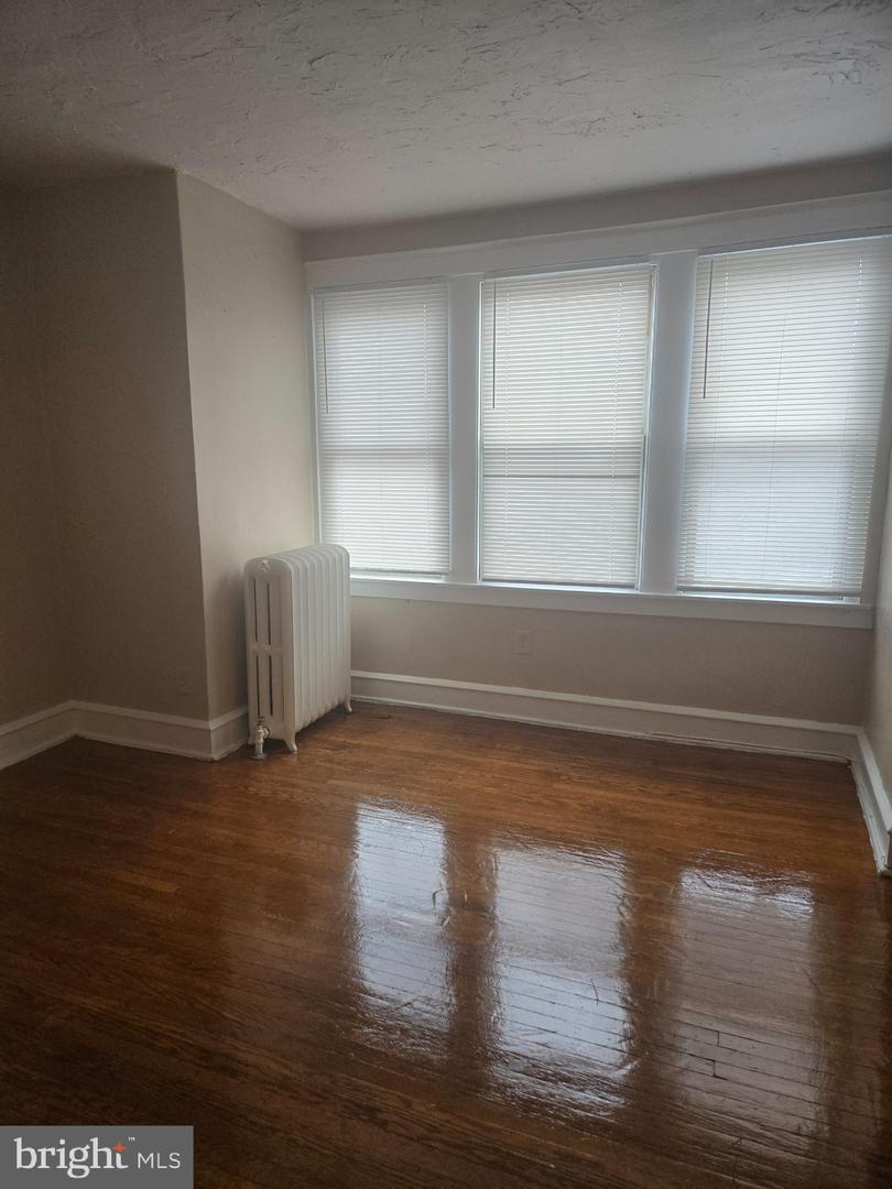 5345 W Berks St #2nd Floor Property Photo 9