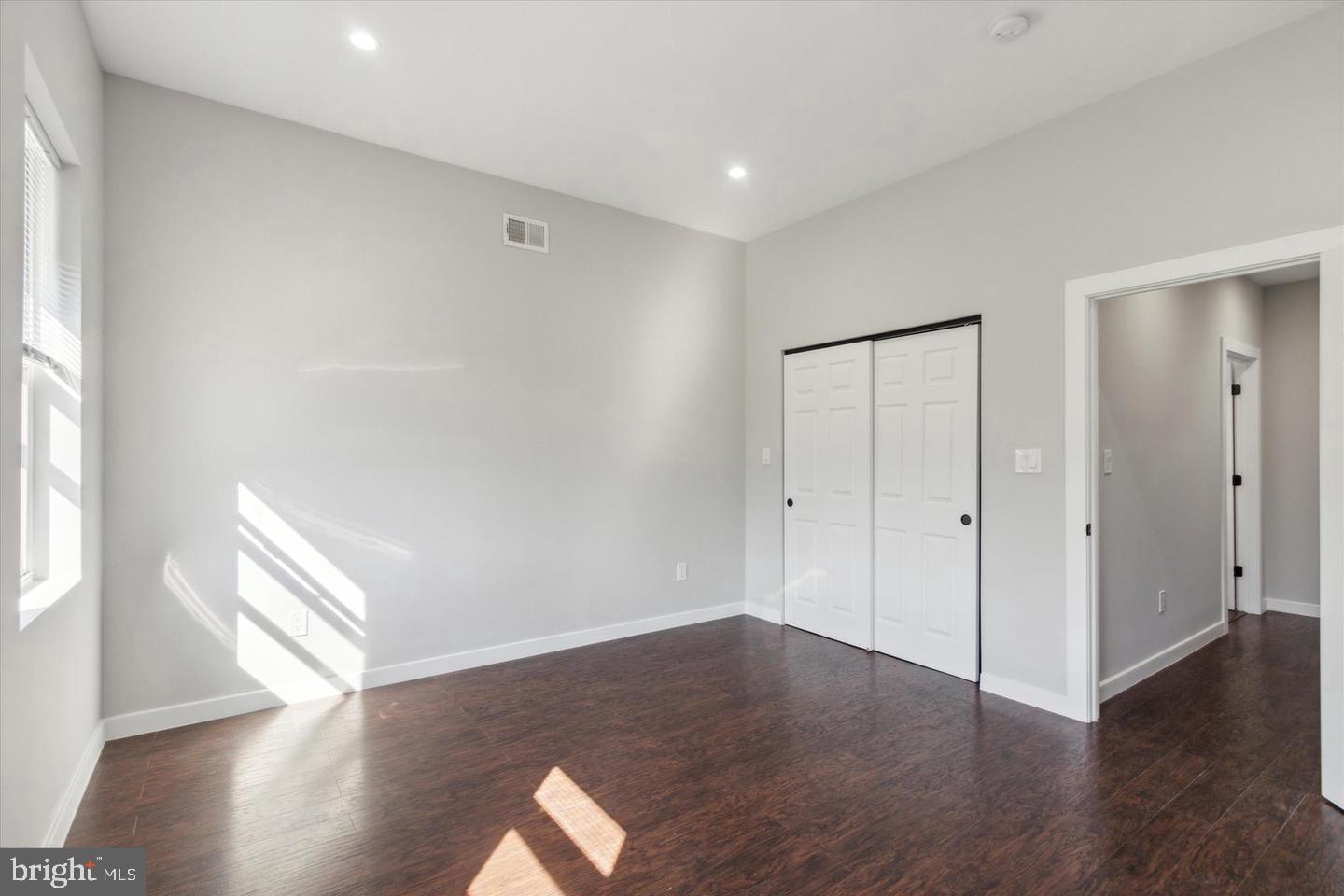 2709 W Glenwood Ave Property Photo 14