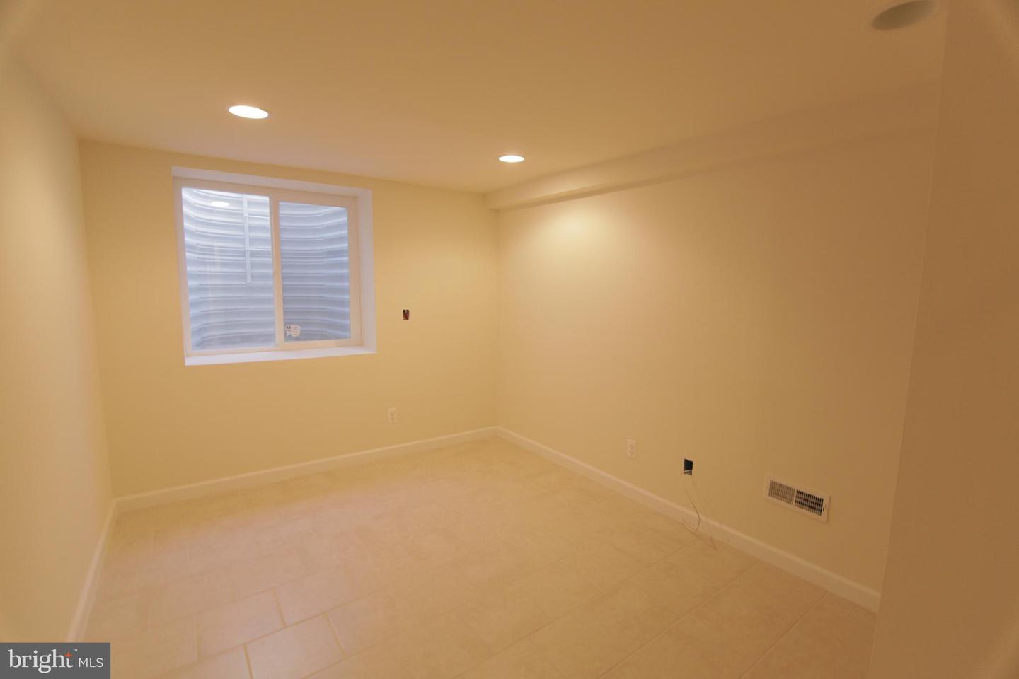 1852 N WILLINGTON ST #1 Property Photo 1