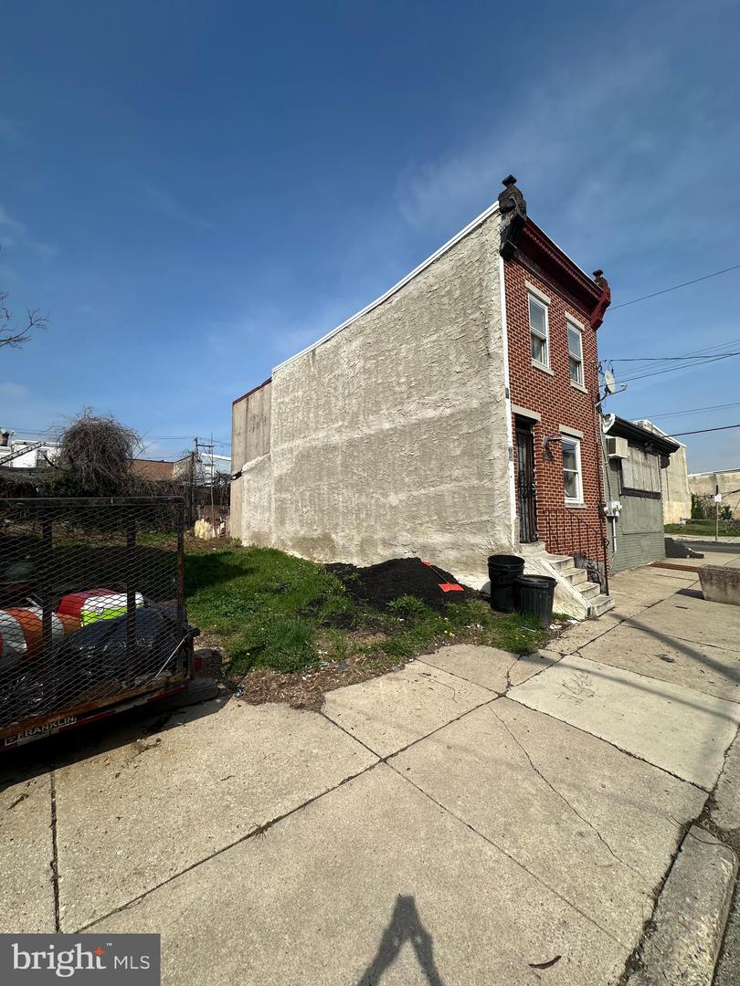 2305 W Sergeant St Property Photo 2