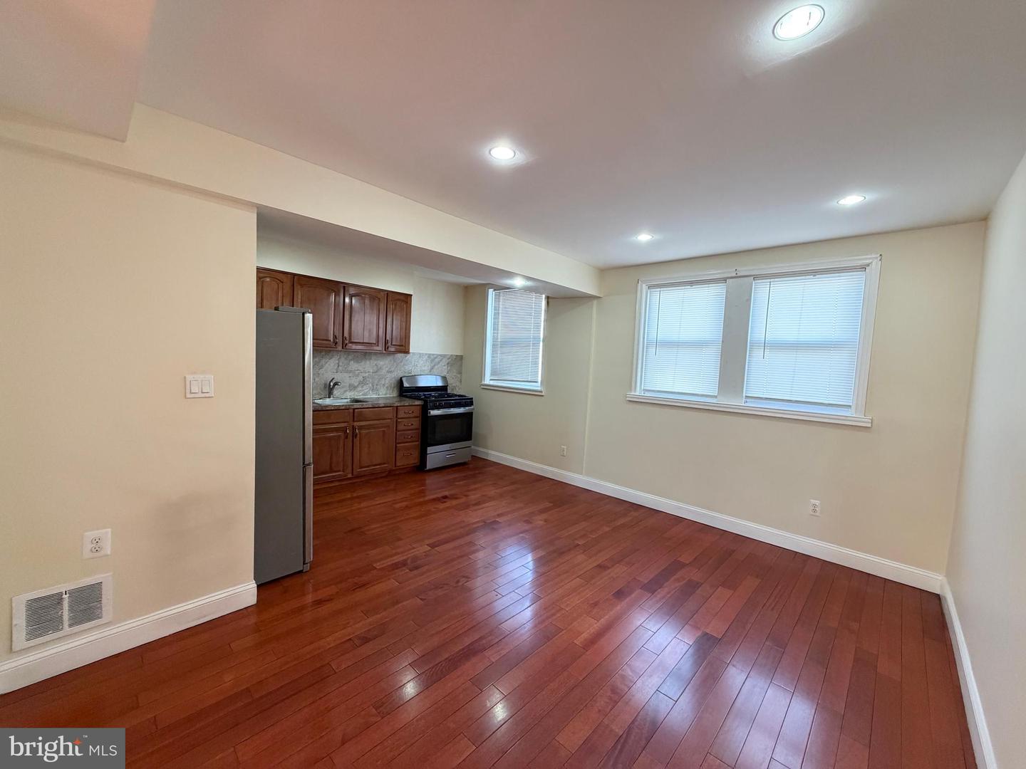6735 Grovers Ave Property Photo 18