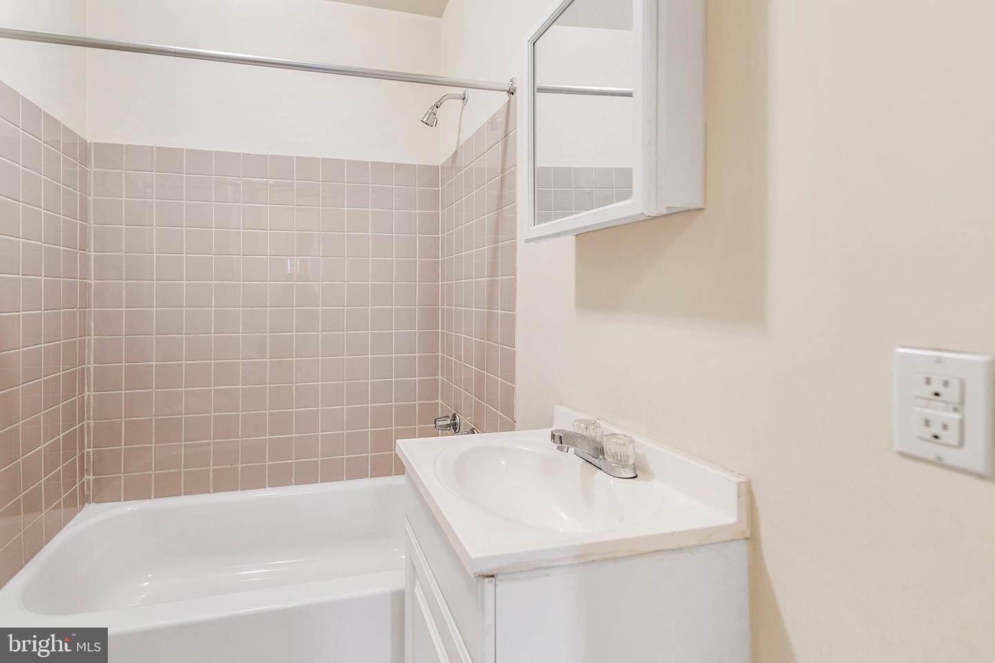 1933 Christian St #24 Property Photo 6