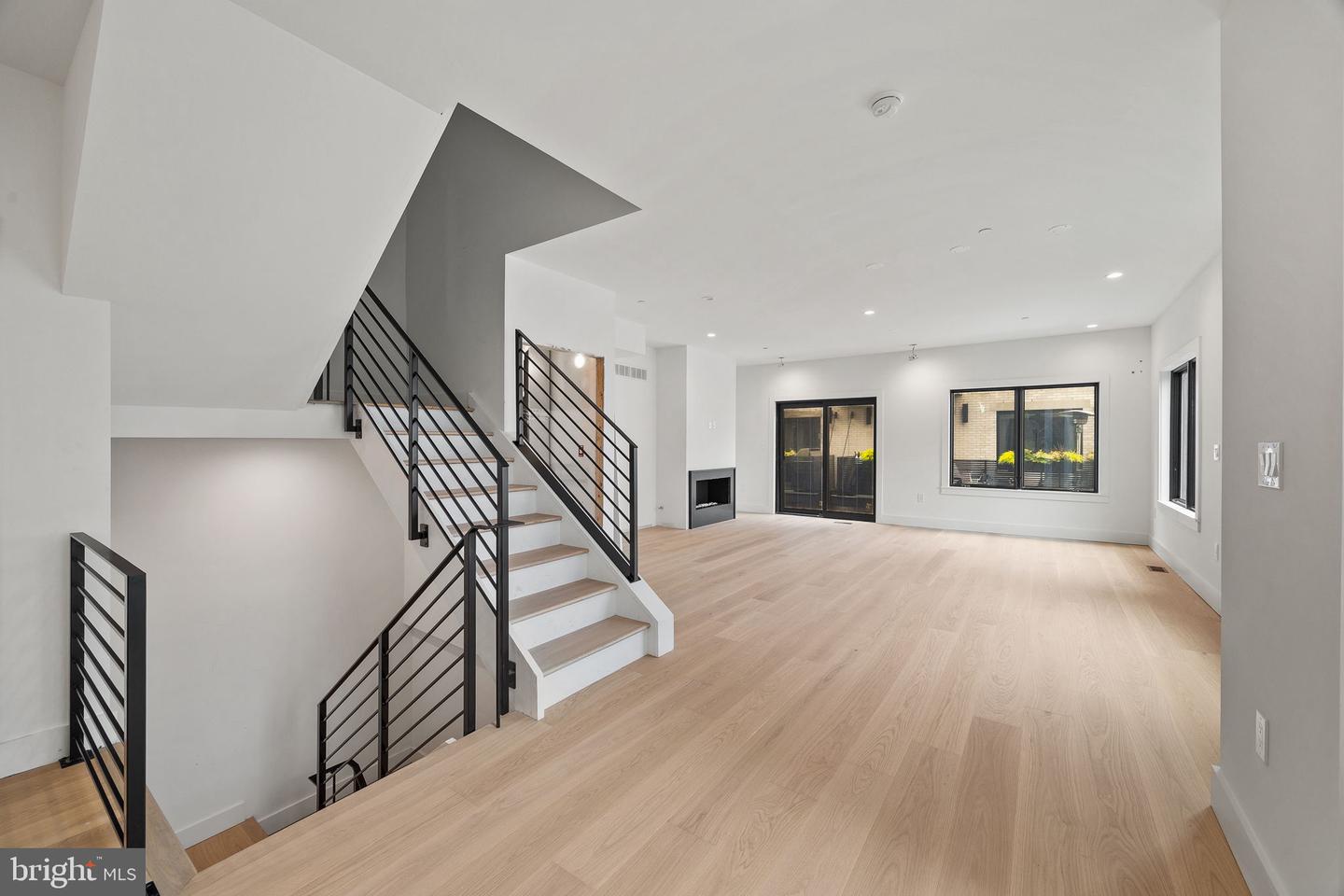 706 Latona St #j Property Photo 3