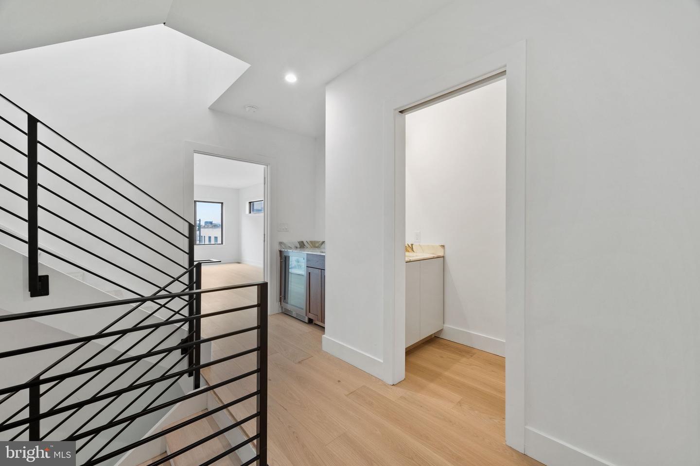 706 Latona St #j Property Photo 16