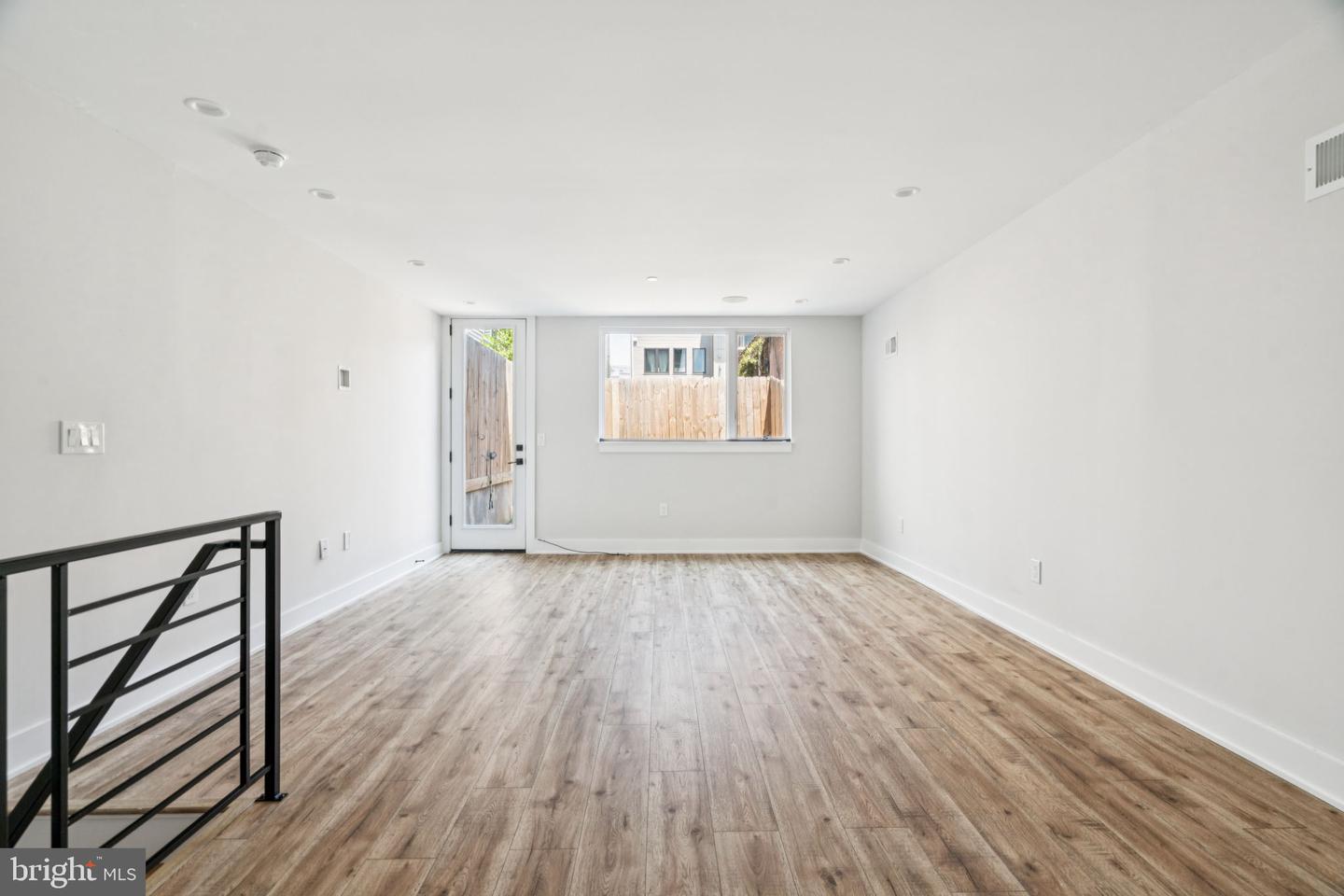 1437 Parrish St Property Photo 17