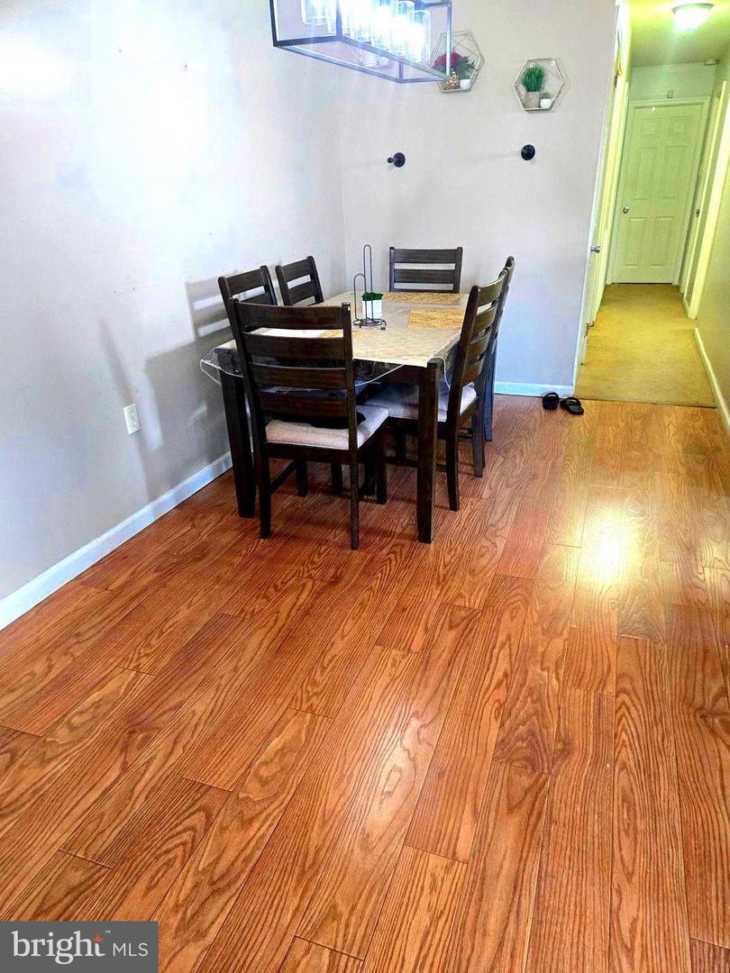 8008-00 Crispin St #e Property Photo 3