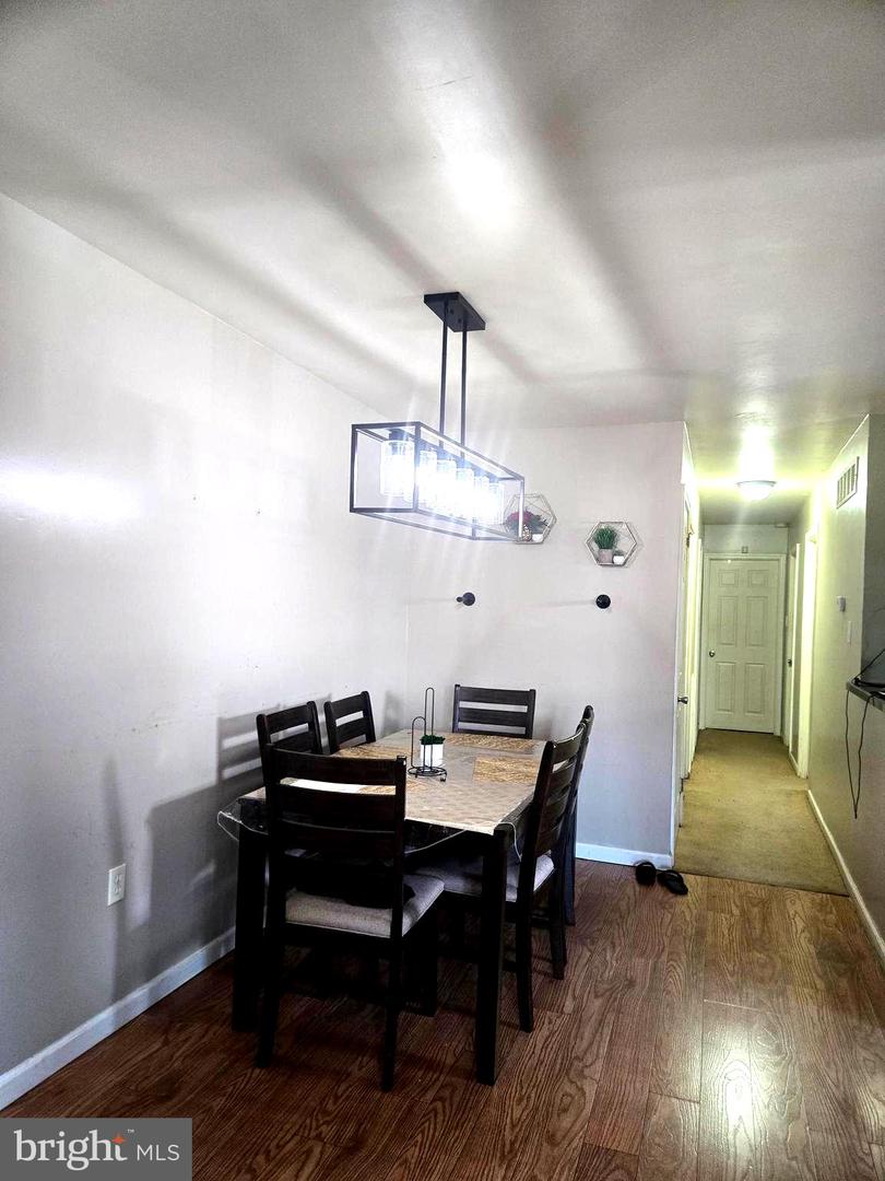 8008-00 Crispin St #e Property Photo 4