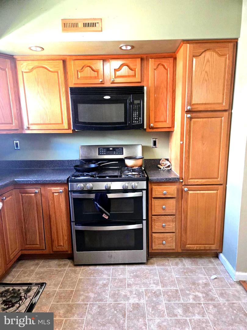 8008-00 Crispin St #e Property Photo 8