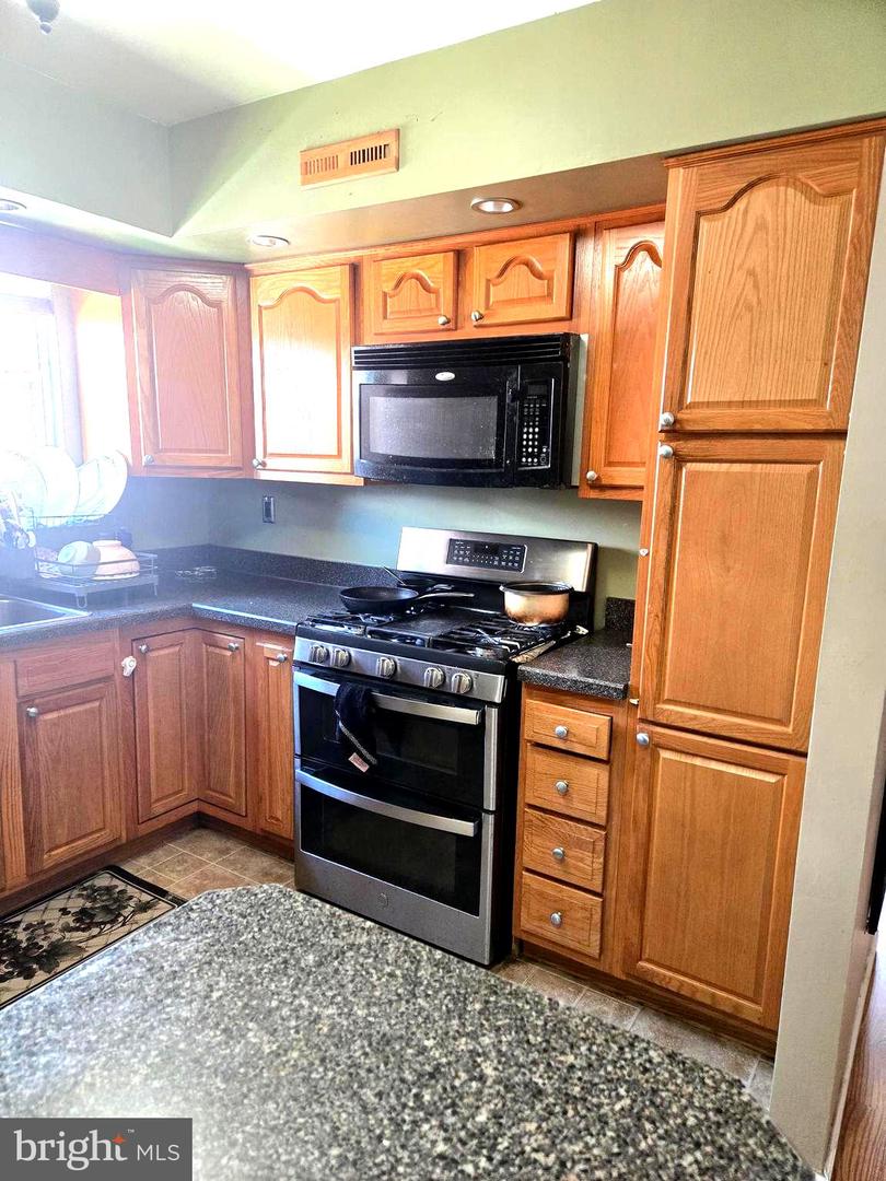 8008-00 Crispin St #e Property Photo 9