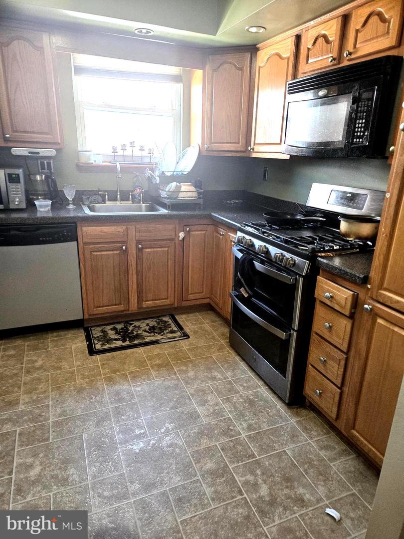 8008-00 Crispin St #e Property Photo 11