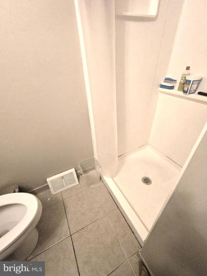 8008-00 Crispin St #e Property Photo 23