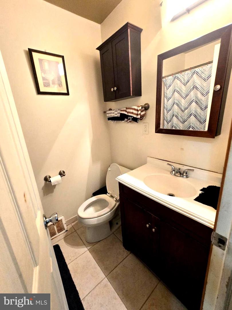 8008-00 Crispin St #e Property Photo 27