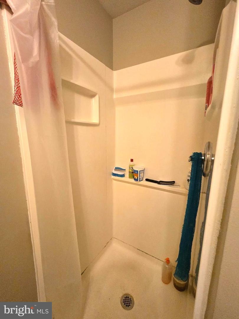 8008-00 Crispin St #e Property Photo 28