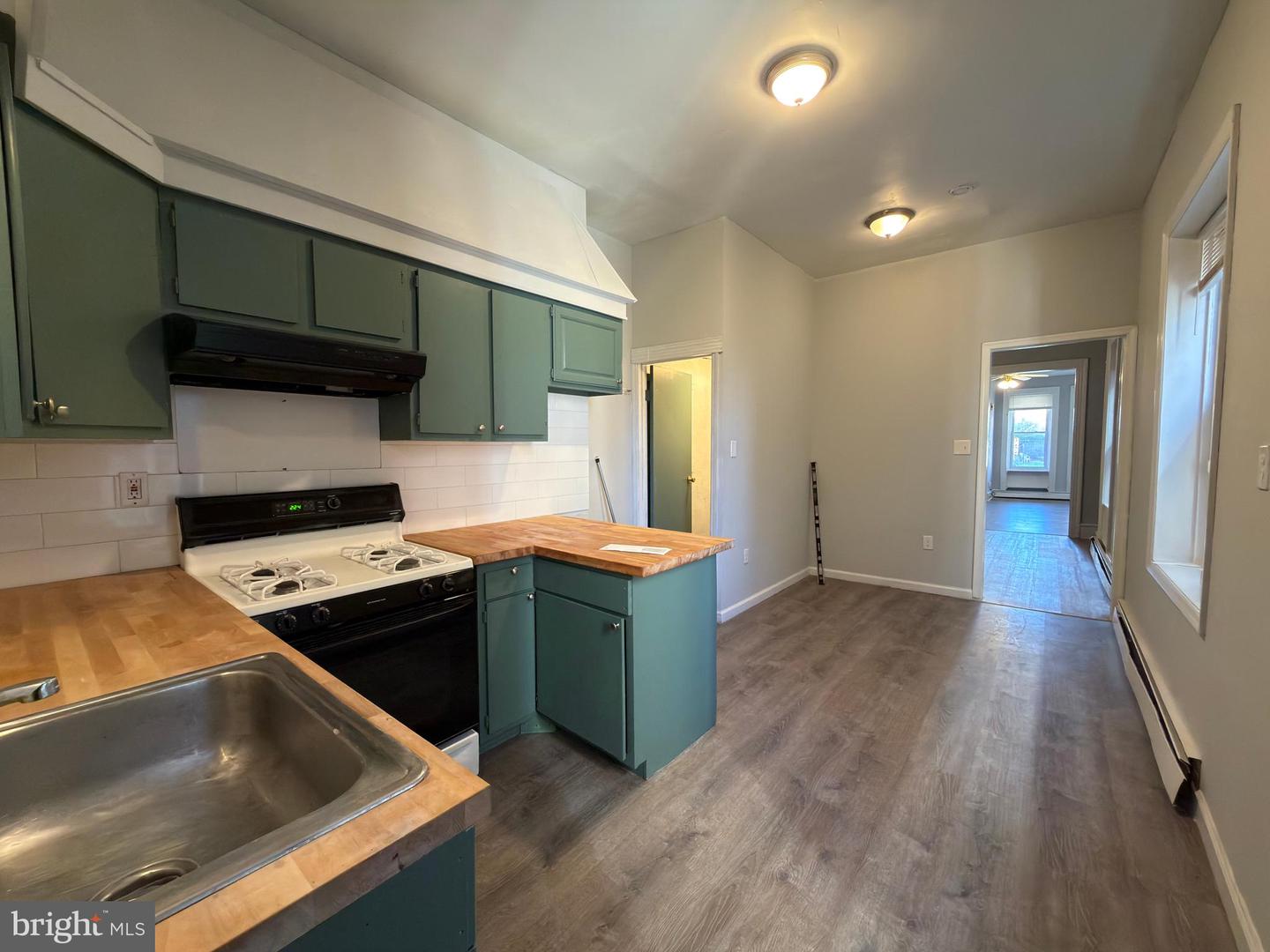 1112 W Tioga Street Property Photo 8