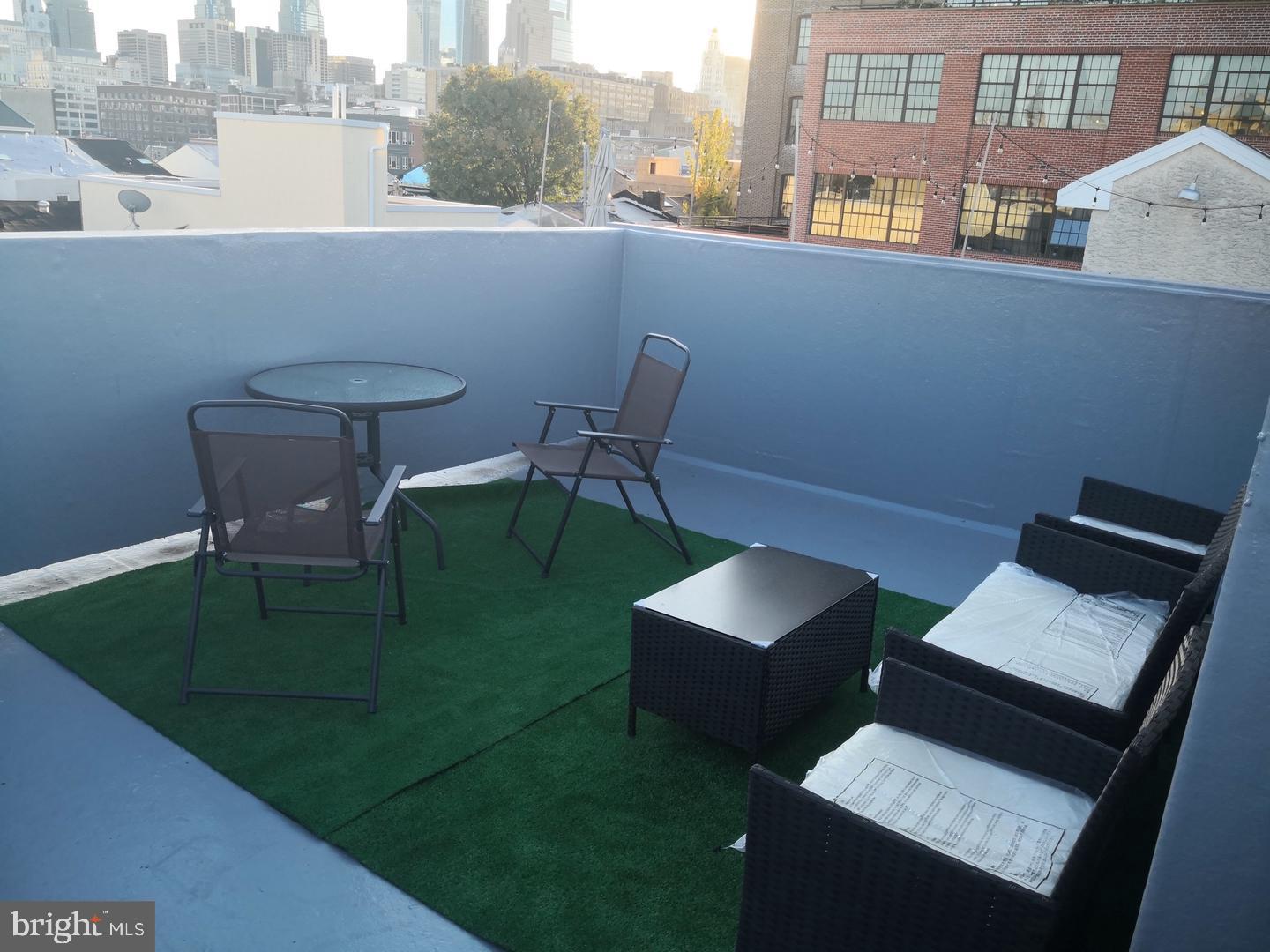 1008 Green St Property Photo 6