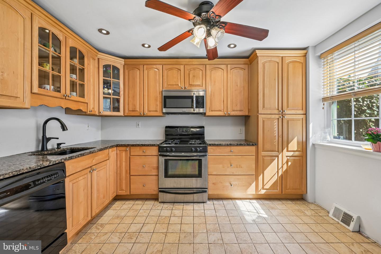 335-337 Poplar St Property Photo 25