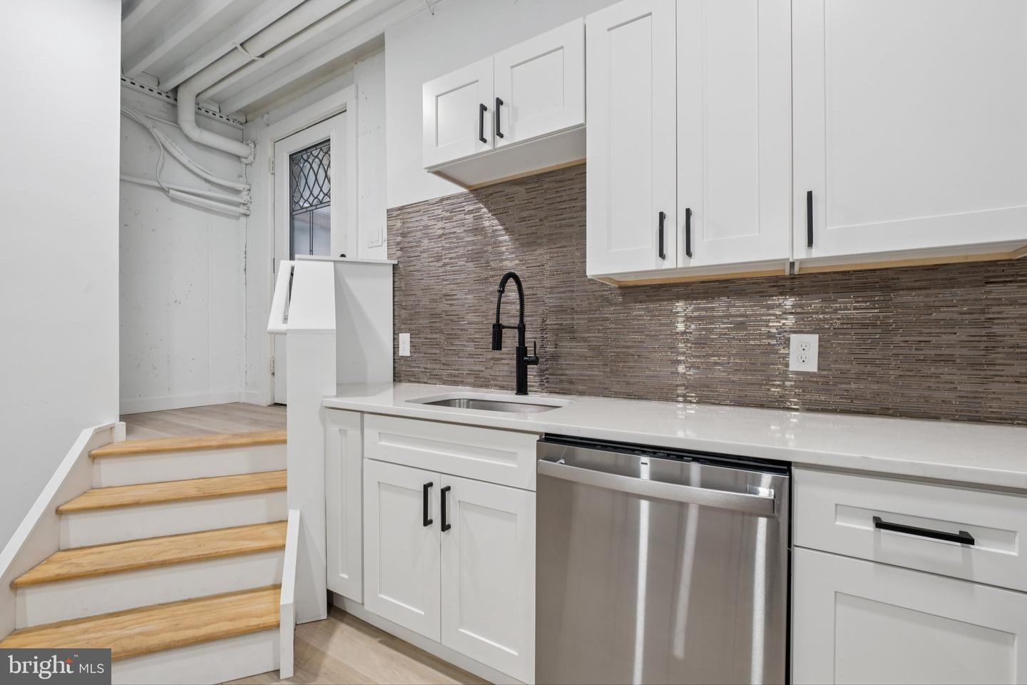 1116 N Bodine St #c Property Photo 4