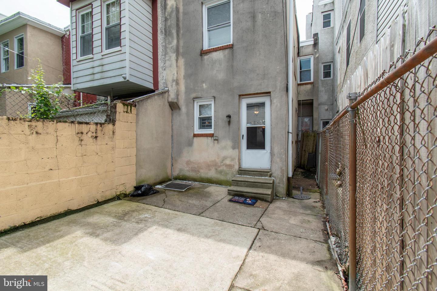 1635 Fontain St Property Photo 29