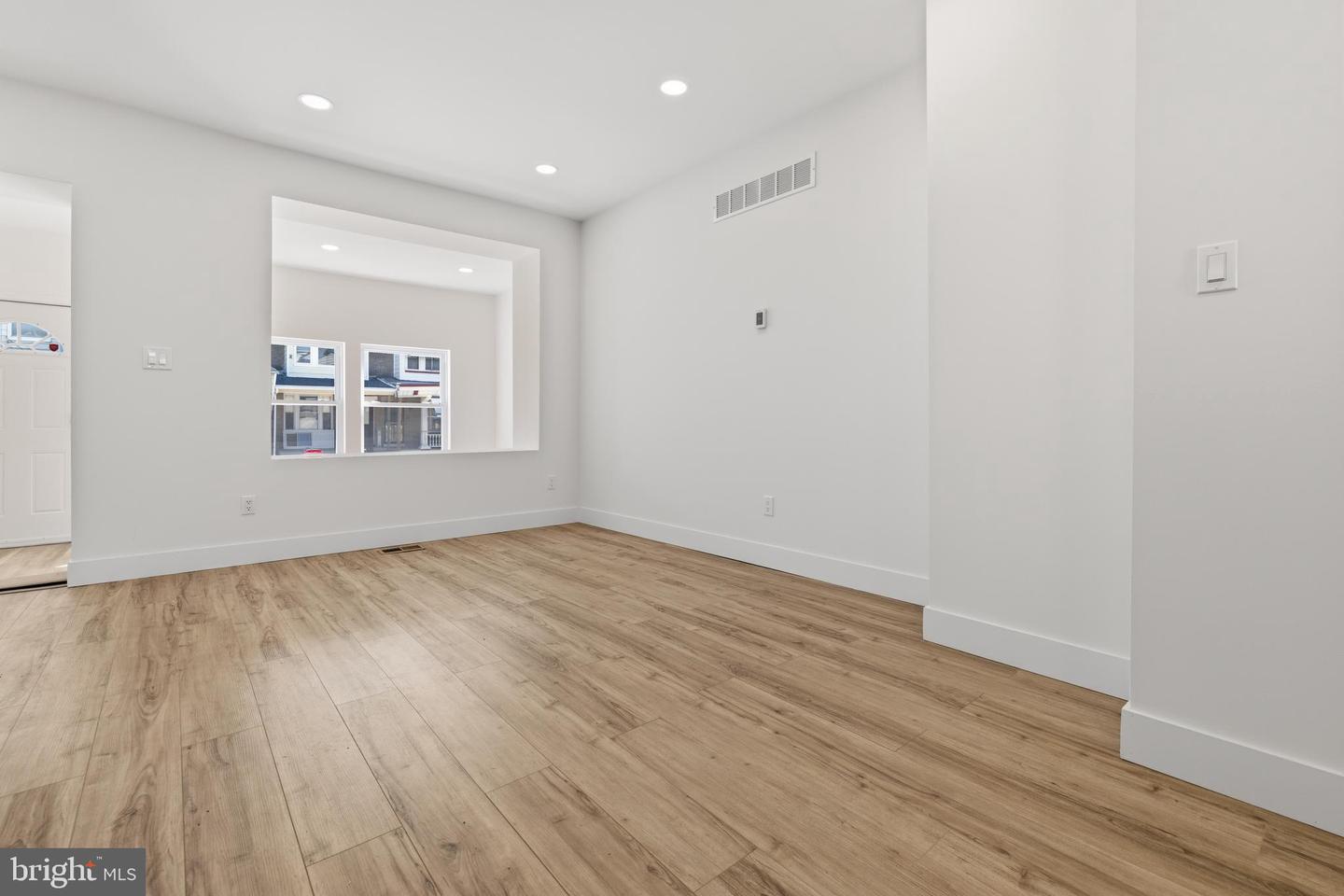 1724 N Edgewood St Property Photo 7
