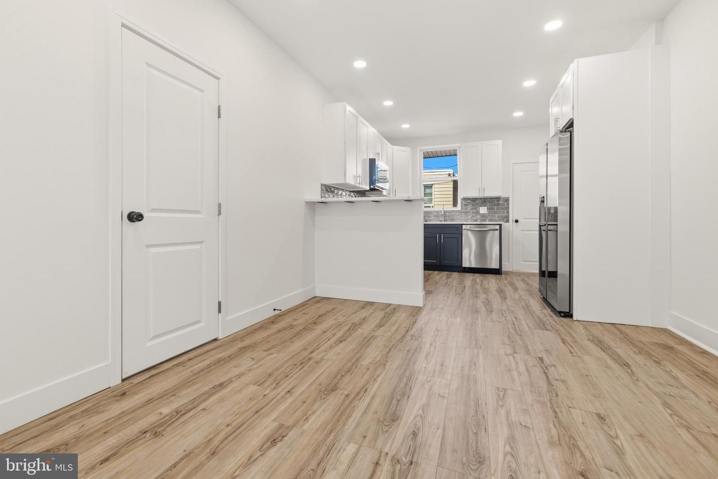 1724 N Edgewood St Property Photo 8