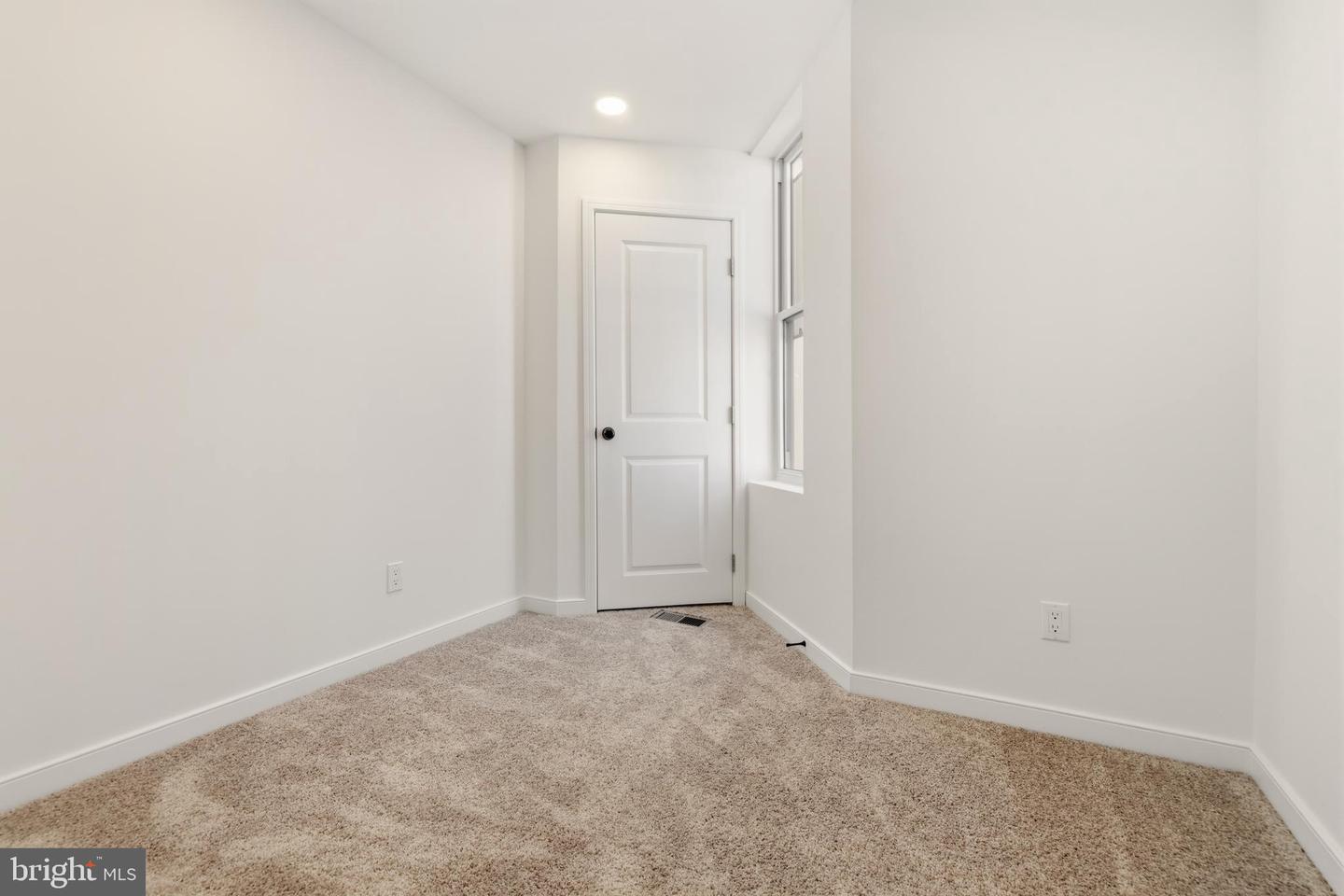 1724 N Edgewood St Property Photo 19