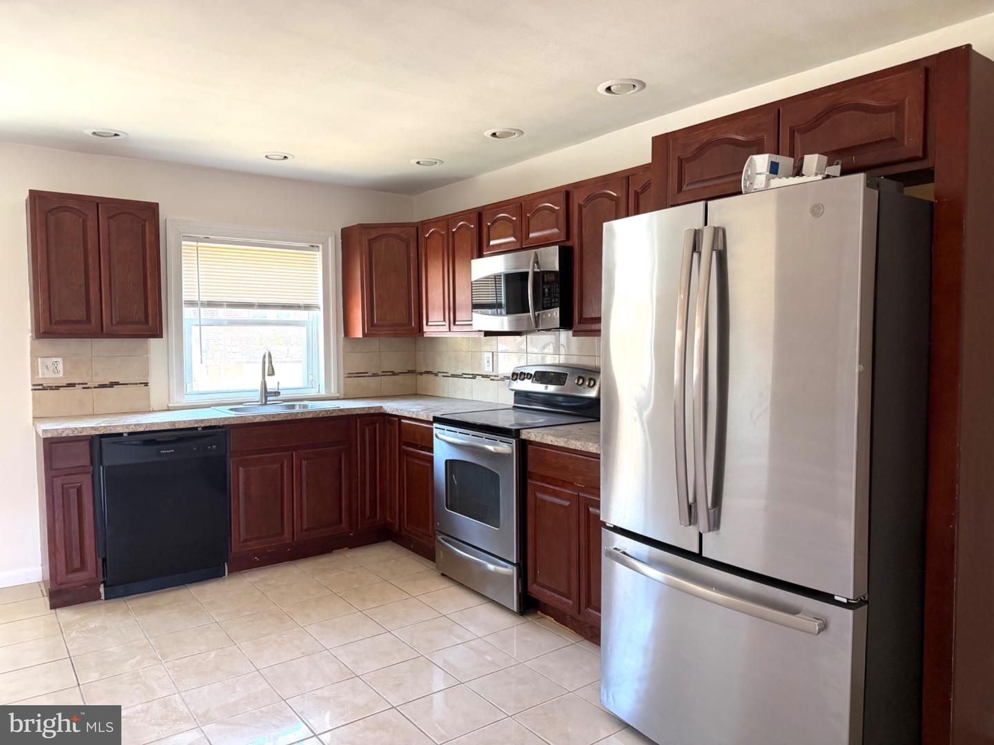 3115 Gilham St Property Photo 2
