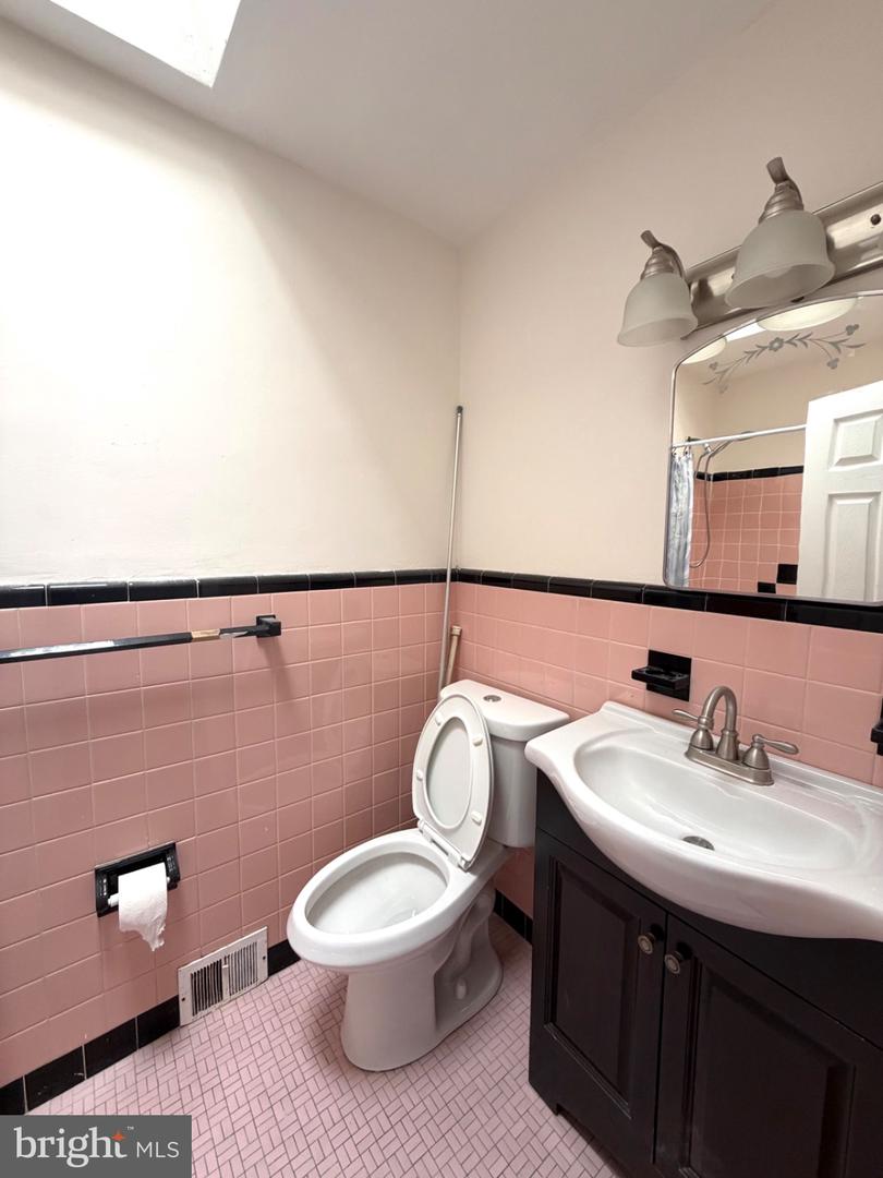 3115 Gilham St Property Photo 5